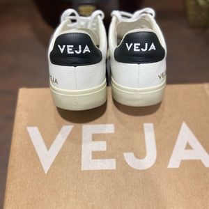 Women’s White Veja with Black V size 10 perfect condition..!